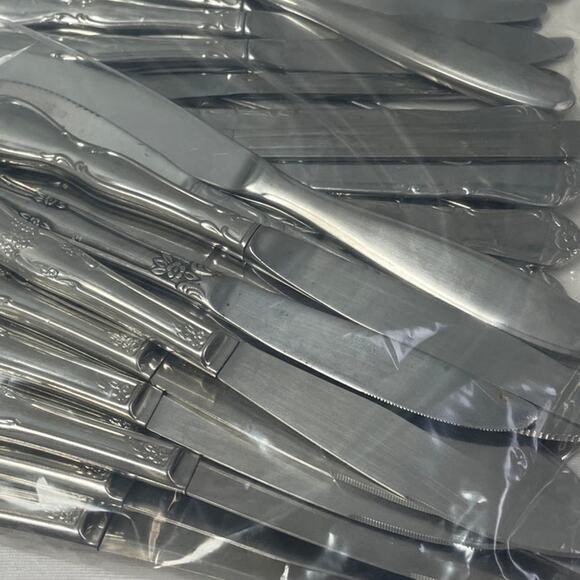Lot of 35 Stainless Steel Various Floral Modern Patterns Dinner Flatware Knives - Picture 2 of 2